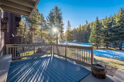 Image de Cozy Ski-in/Walk-out condo, free wifi, & parking, great deck