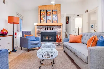 Image de Dyhana: WalktoRiver! Stylish & Fun Home in Quiet Redwoods! HtTb/Pup/WiFi