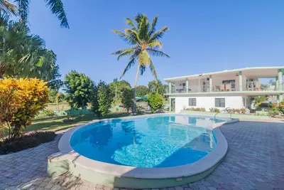 Diamond House, Up to 18 Guest! 2 Mins From Center!