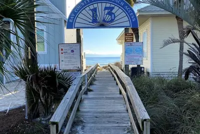 Image de Walk to Beach! Zero Gravity Massage Chair!