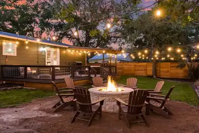 Image de Close to Main, Hot Tub, Fire Pit, Large Backyard!