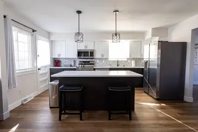 Image de Family Home w\/ No Cleaning Fee, King Suite, and Foosball Table