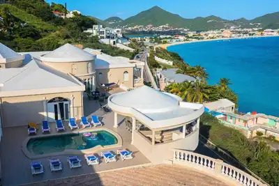 Image de Luxury 3 Bedroom Ocean View Villa With a Pool.
