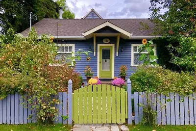Image de Cricket Cottage: Naramata Village property steps to Manitou Park & Okanagan Lake