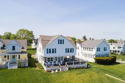 Image de Spacious Beautiful House Across from the Ocean with Large Yard for Family Fun!