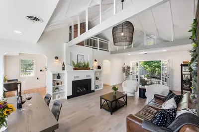 Image de Designer Downtown Saint Helena Home. Walking Distance to Downtown!