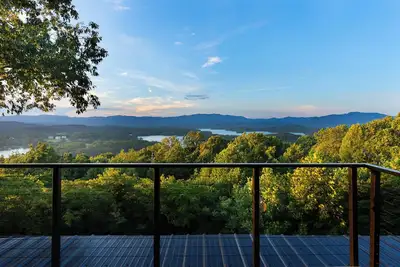 Image de Skyline Sanctuary - Panoramic View Wellness Stay with Hot Tub & Sauna