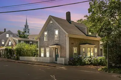Image de Newly renovated, centrally located Greek Revival home in the heart of town.