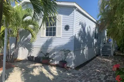 Image de Enjoy this relaxing beachy house on a canal flowing into sexton cove bay.