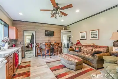 Image de Cozy home directly across the street from Gun Lake