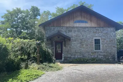 Image de English cottage style circa 1814 stone school house - Skaneateles, Ny