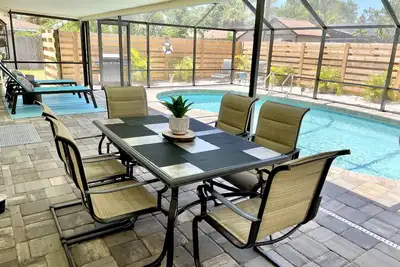 Image de Poolside Oasis with heated pool-7 min to beach-2 bikes-very private