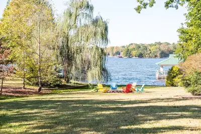 Image de “Memory Maker”- Lake House at Hyco Lake with a Private Boathouse