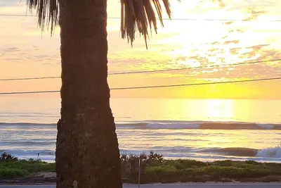 Image de Enjoy your beach adventure, in a cozy ocean-front condo at Ormond-by-the-Sea.