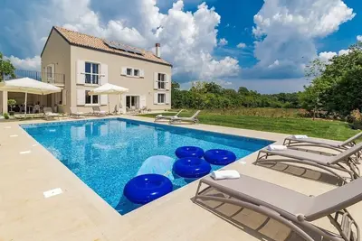 Image de Villa pittoresque avec piscine pour 10 personnes