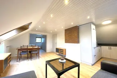 Image de Beautiful top floor apartment with loft character