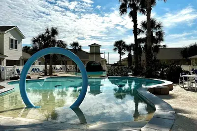 Image de Spacious Condo with Resort Style Pool Near Beach!