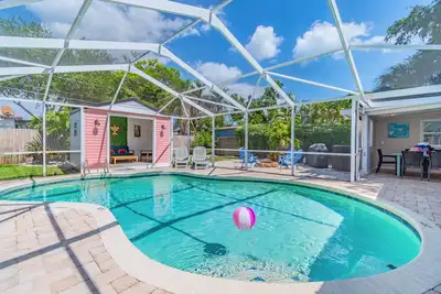 Image de Stunning Pool home with Two Pool Cabanas + Guest Bungalow-Sleeps 14!