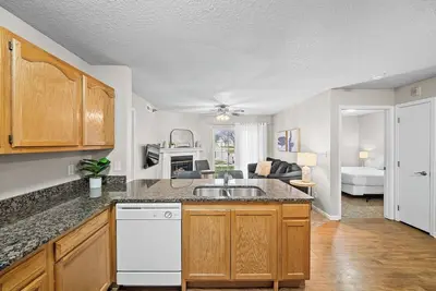 Image de First Floor | King Bed | Gym | Near Jordan Creek