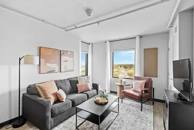 Image de Top Floor | New King Bed | Free Parking  | Gym