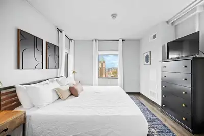 Image de King Bed | Onsite Gym | Downtown Views | Parking