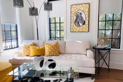 Image de Ten minutes to Beach & Town: Contemporary Living in Historic Old Village