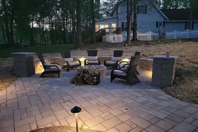 Image de Lake House home year round with all of the amenities. Pos avail Pontoon boat.
