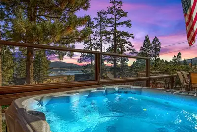 Image de Newly Remodeled, Hot Tub, Large Deck, Lake View, Outdoor Fireplace, Game Room