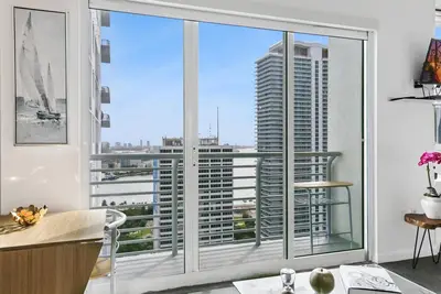 Image de Luxurious loft with water views in downtown miami