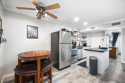 Image de Quiet, freshly renovated apt. with canal access and mountain views