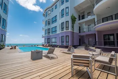 Deluxe Ocean View Suites D2- Pool/Jacuzzi/heart of Town