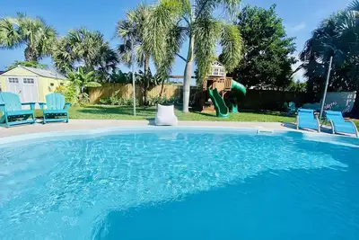 Image de Island Vibes Beach House, heated pool, 7-person spa, 5min walk to the beach