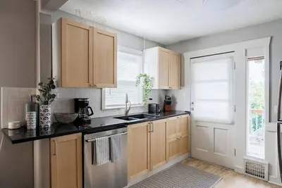 Image de Serene 2-Bedroom Retreat with Fenced Yard Near 21