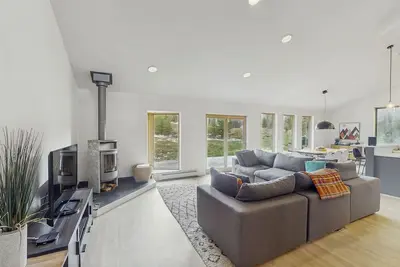 Image de Lovely mountain home with a private hot tub, wood stove, & New washer/dryer