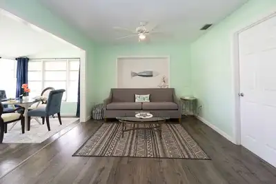 Image de Newly renovated! Quiet home in walkable neighborhood! 2 miles from ocean!