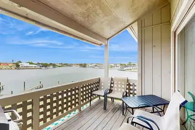 Image de Dog-Friendly 2nd-Floor Condo w/Bay Views, 2 Shared Pools & Tennis Court, WiFi