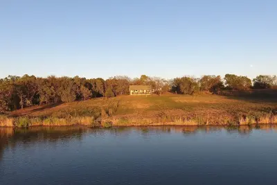 Image de 2-bedroom vacation home sitting on your own private lake for fishing\/relaxing.