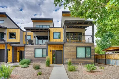 Sleek & Modern Townhome, 3 Blocks to Main St!