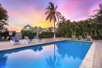 Image de Modern Studio w/ King Bed - Private Balcony & Pool