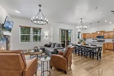 Image de Spacious Luxury Family Home in the Pines | Patio Dining + Firepit + Gym + Office