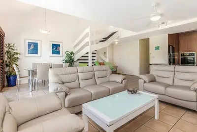 Image de Stylishly furnished with panoramic views at Noosa holiday apartment