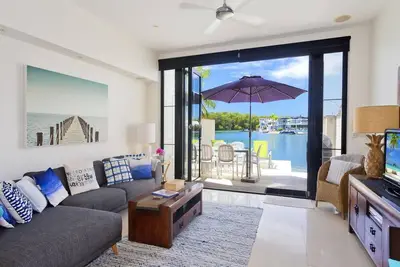 Image de Stunning two level waterfront townhouse