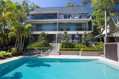 Image de Relax by the pool whilst enjoying the landscaped garden and Laguna Bay views