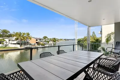 Image de Top floor apartment on the iconic Hastings Street