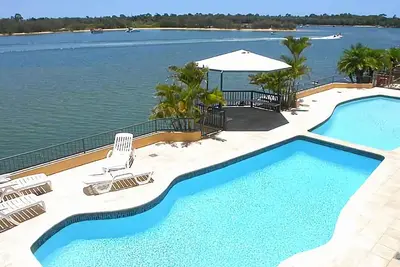 Image de Sensational Water Front second floor apartment
