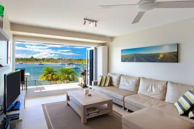 Image de Commodore 1- Overlooking the picturesque Noosa River