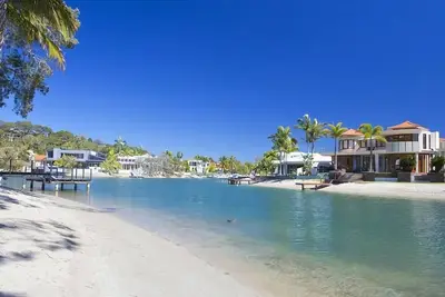 Image de Witta Circle 65  - 5 Minute walk to Hastings Street in prime beachfront location