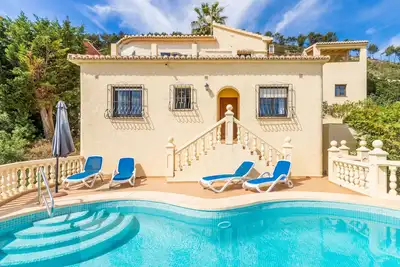 Image de Villa 'Vista Ibiza' avec vue sur la mer, piscine privée, jardin, balcon, Wi-Fi et climatisation.