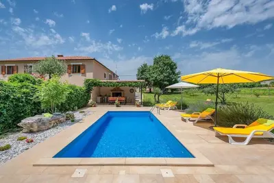 Image de Maison avec piscine - un paradis pour les familles