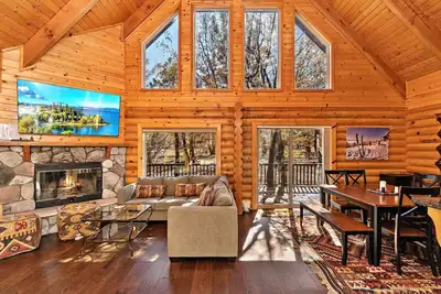 Image de Forest Log Haven by Destination Big Bear : True Log Home Backing to the National Forest in Moonridge! Ev Charger! Huge Flat Secured Backyard for Safe Play!
